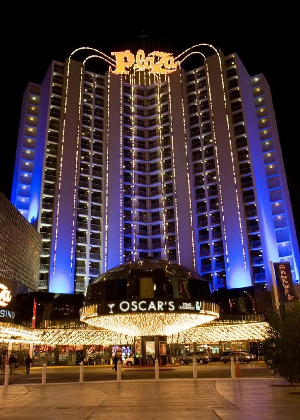 Resort arrival plan with luggage at a hotel entrance